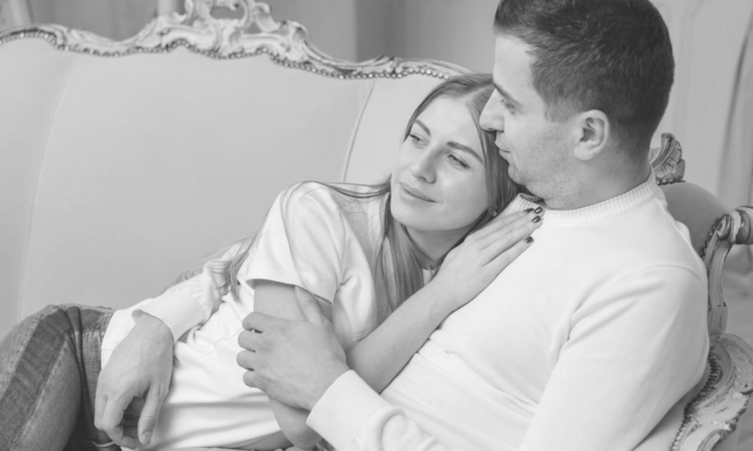 Madre e figlia che partecipano insieme a un'attività di crescita personale