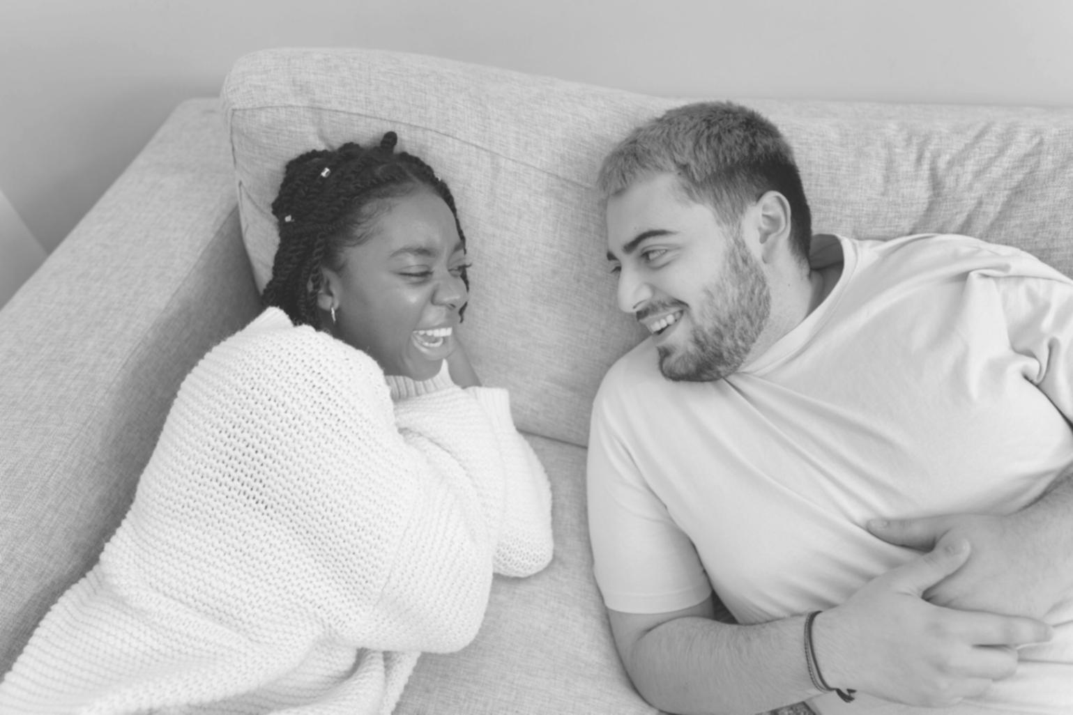 Spazio di co-working moderno dove i partner possono collaborare e condividere esperienze