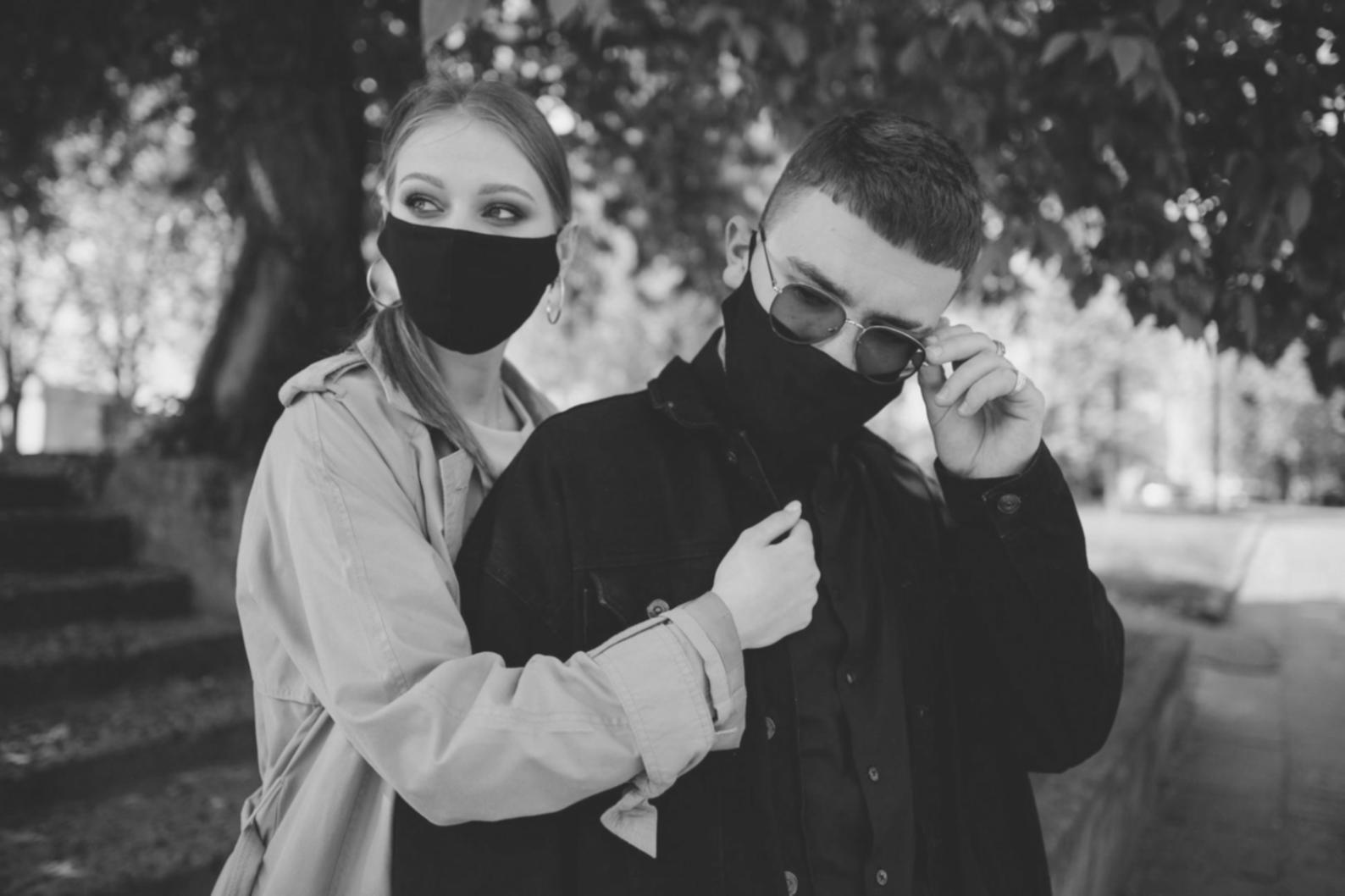 Professionisti che collaborano in un ambiente di lavoro moderno e accogliente