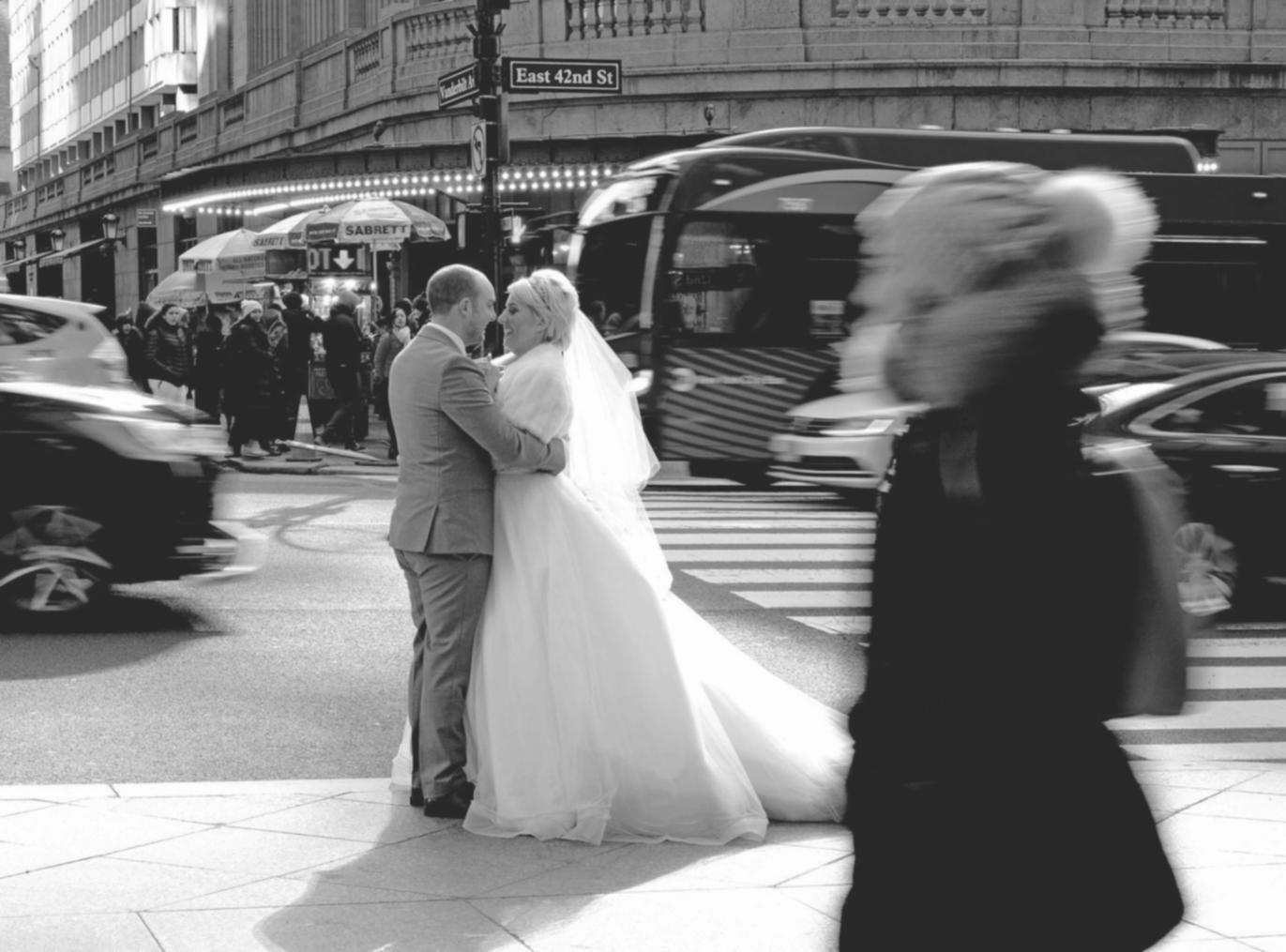 Famiglia che condivide un momento di dialogo costruttivo in ambiente accogliente